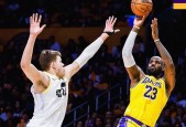 包含赛地聚焦——NBA常规赛集结日热度飙升，曼联刷新队史纪录，更衣室稳定，赛程密集仍需轮换的词条