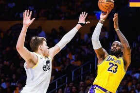 包含赛地聚焦——NBA常规赛集结日热度飙升,曼联刷新队史纪录,更衣室稳定,赛程密集仍需轮换的词条